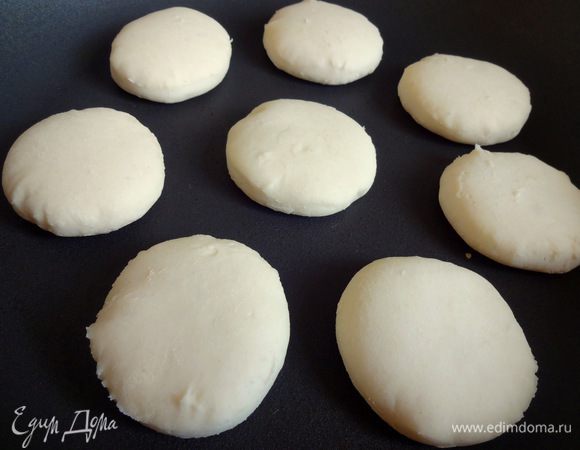 Сковородку с толстым дном разогреть, положить кружочки теста  и готовить на среднем огне. Когда батбуты поднимутся (вздуются), перевернуть их и готовить еще пару минут.