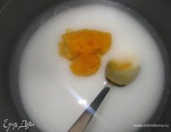 Для приготовления сиропа сахар разводим в 300 мл воды. Ставим на огонь, добавляем мед, доводим до кипения. Убавляем огонь до среднего, варим 10 минут, сироп должен немного загустеть. В конце добавляем половинку сока лимона, перемешиваем, даем остыть, затем убираем в холодильник 