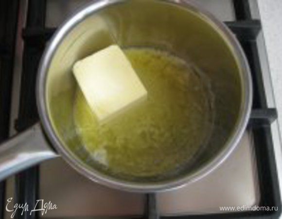 Духовку предварительно разогреваем до 180 градусов. Растапливаем масло в кастрюльке, небольшим количеством смазываем форму для пахлавы (я брала прямоугольную под тесто фило)