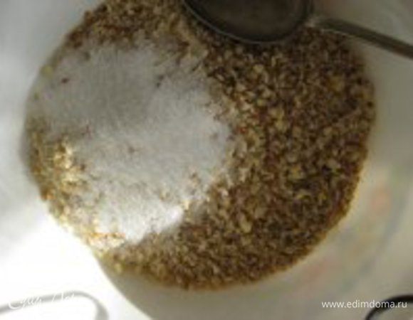 Орехи перемешиваем с сахаром, добавляем пряности