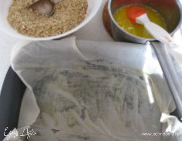 Если у вас замороженное тесто, то тесто предварительно необходимо разморозить, раскатать под размеры формы и прикрыть влажным полотенцем. У меня готовое тесто фило, которое не требует разморозки. Разделить все тесто на три части. С первой третью листов теста поступить следующим образом: взять один пласт теста, положить его в форму, смазать пласт теста растопленным сливочным маслом, так поступить с остальными листами теста