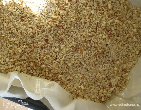 Разделить начинку на две половины - первую половину начинки уложить поверх первой трети листов теста 