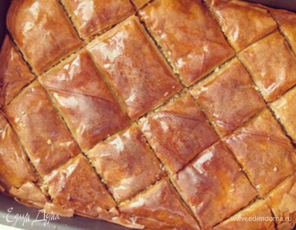 После того как баклава готова, ее необходимо по намеченным линиям разрезать на всю глубину теста, затем полить ее сиропом и оставить при комнатной температуре часов на 5, а то и больше, если выдержите )) Приятного аппетита!