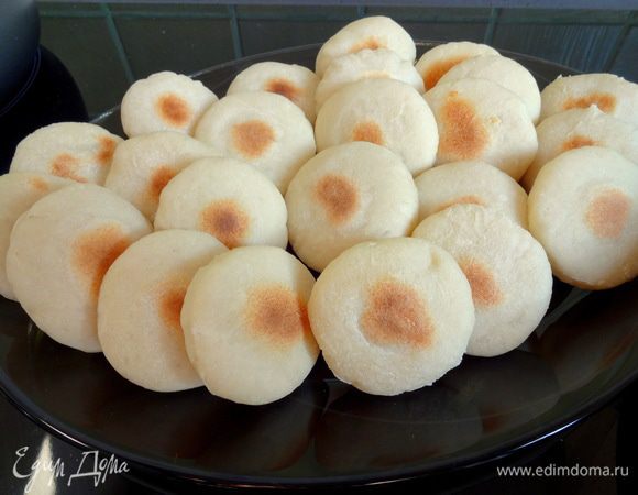 Готовые лепешки выложить на блюдо, и загрузить на сковороду новую партию.