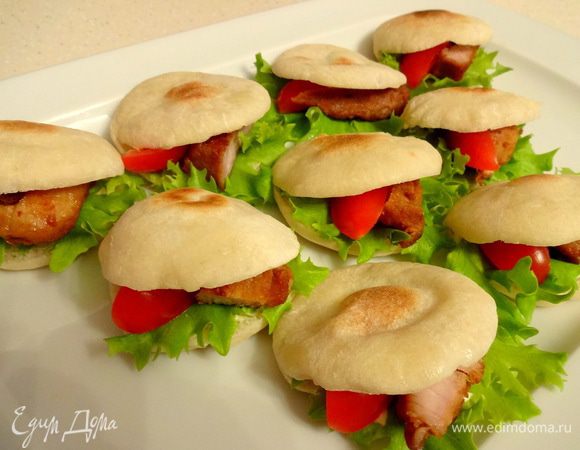 Перед подачей лепешку надрезать и в разрез положить начинку. У меня листочек салата, веточка укропа, четвертинка помидорки черри, кусочек жареной свинины и зеленый лук.