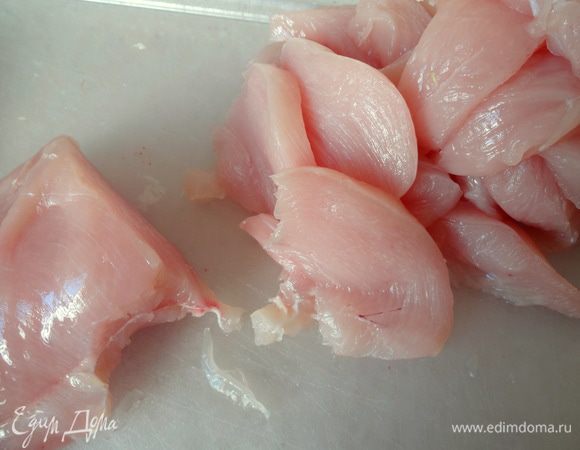 Куриную грудку нарезать тонко, поперёк волокон