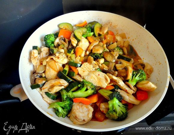 Залить соусом и, активно помешивая, немного прогреть всё вместе - для смешения вкусов и ароматов.
Орехи кешью можно добавить сразу и перемешать, а можно и при подаче, посыпав сверху!
