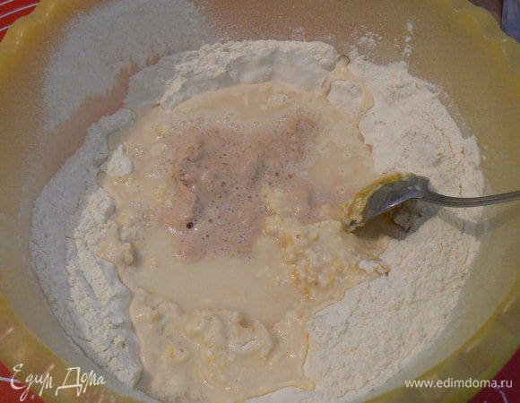 влить теплую воду с дрожжами