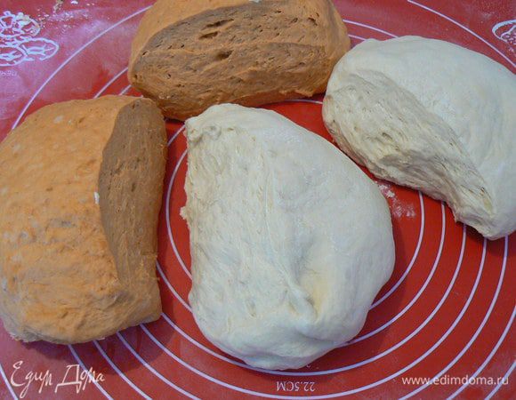 разделите выброженное тесто пополам. Должно получится 2  части оранжевого теста и 2  части белого.
Для одной буханки возьмите одну часть белого и одну часть оранжевого.