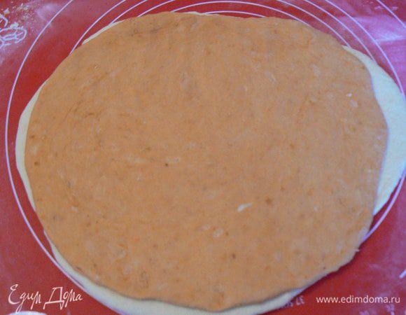 Раскатайте каждую часть теста  шириной немного меньше длины формы для выпечки. 