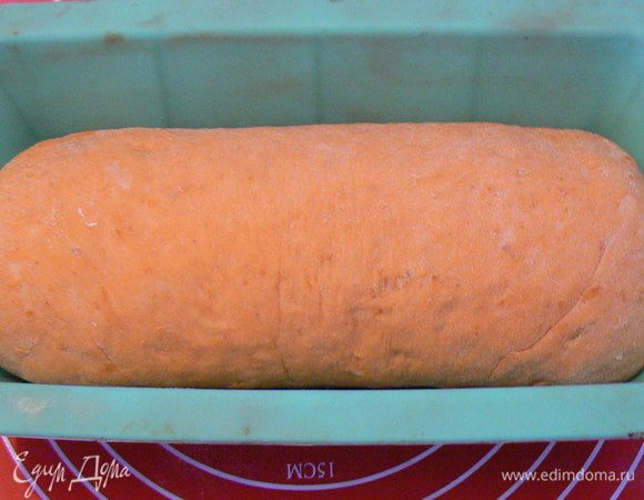 Сложите один пласт на другой и заверните рулетом.Уложите швом вниз  в смазанную  форму для выпечки.