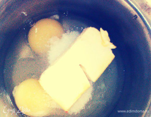 Смешать яйца, масло, сахар. 