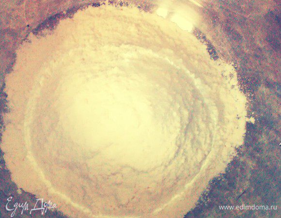 Муку и разрыхлитель просеять.