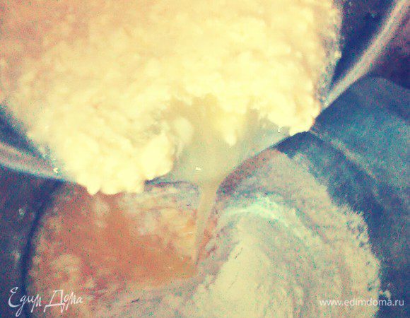 Добавить в муку смесь из яиц, масло, сахара.