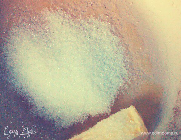 В сковороде растопить масло  и сахар. 