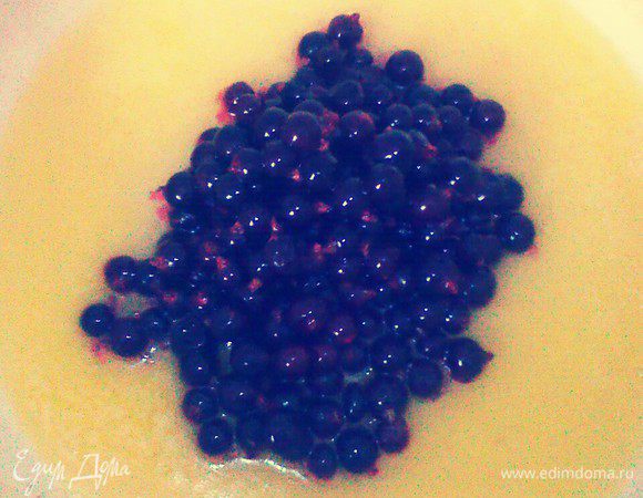 Выложить смородину. Тушить 3 минуты. 