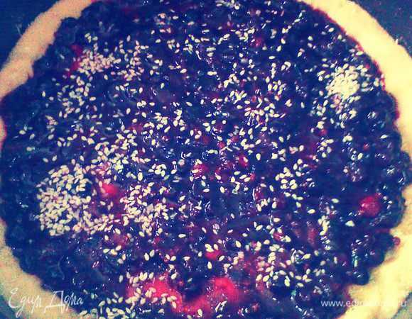 Ягоды выложить на тесто. Жидкость не кладем, это - соус. Ставим в духовку на 30 минут при 200 гр.