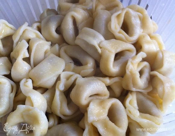 В большой кастрюле с кипящей подсоленной водой сварить тортеллини в соответствии с инструкциями на упаковке 