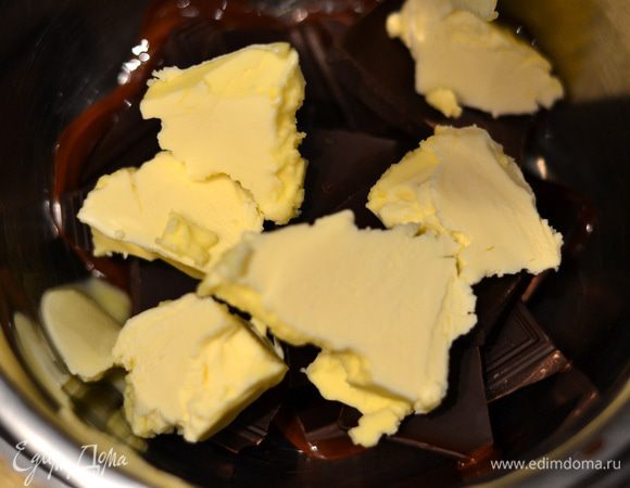 На водяной бане растопите шоколад со сливочным маслом.
