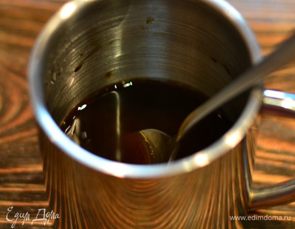 В кипяченой и горячей воде растворите кофе.