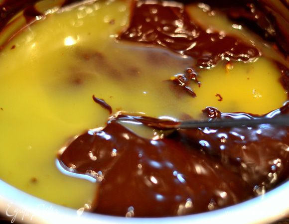 Влейте теплый сок.