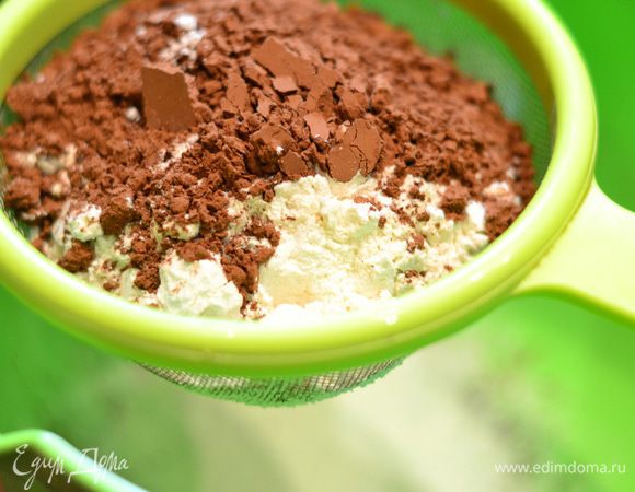 Просейте муку с какао, добавьте туда щепотку соли.