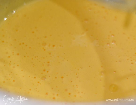 Теперь взбейте в той же емкости, что и белки, желтки с сахаром до кремообразного состояния. 