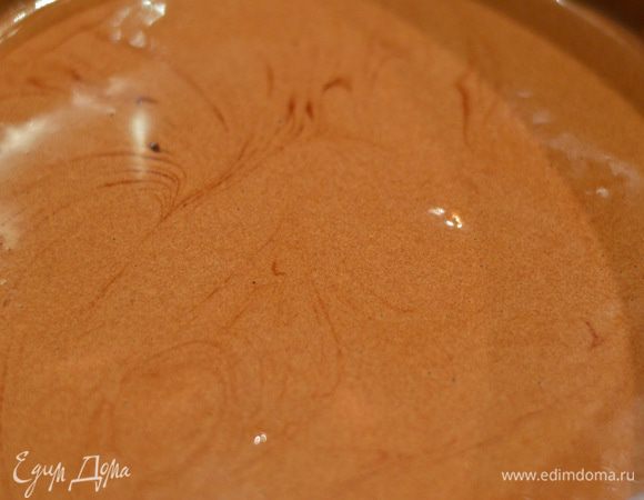 Ко взбитым яйцам добавьте шоколадную смесь, убавьте скорость миксера или комбайна на 2, или же вручную все перемешайте до однородного состояния.