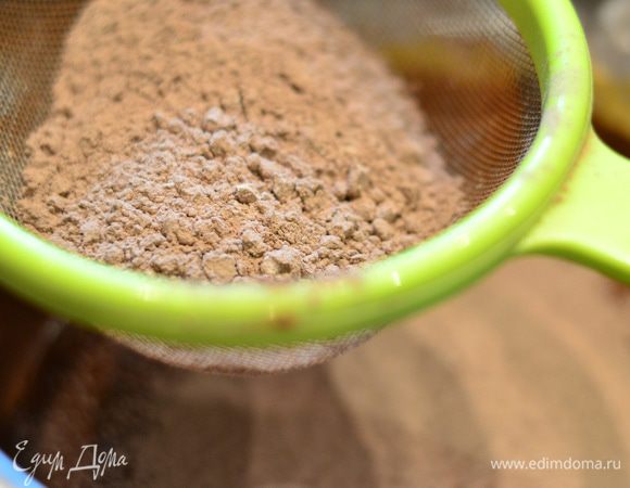 Туда же добавьте просеянную муку с какао в несколько приемов. Смешайте лопаткой аккуратно, получается густое шоколадное тесто.