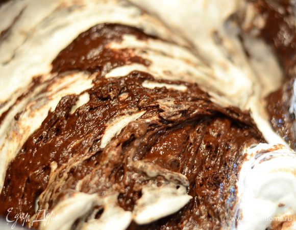 В это тесто сначала добавьте несколько ложек взбитых белков и очень аккуратно заворачивающими движениями лопаткой перемешайте. И так в несколько приемов добавляйте белки и аккуратно перемешивайте, но следите за тем, чтобы белки ни в коем случае не осели, так как только за счет белков тесто будет подниматься.