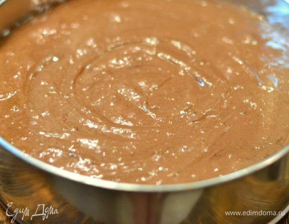 Однородное, шоколадное и пышное тесто отправьте в форму диаметром 21 см, застеленную пергаментом, в разогретую духовку до 180°C, выпекайте около 1 часа, проверяйте готовность зубочисткой только при первых 30–40 минутах готовности.