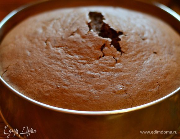 Готовый бисквит оставьте еще в выключенной духовке на минут 10. Затем достаньте, поставьте плоскую посуду наверх бисквита, переверните и таким образом остудите.