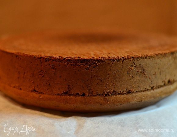 Когда бисквит остыл, снова переверните, аккуратно пройдите ножиком по краям и извлеките из формы.