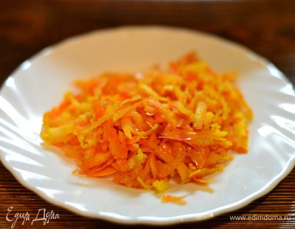 Приготовьте апельсиновый крем. На крупной терке натрите цедру одного апельсина.