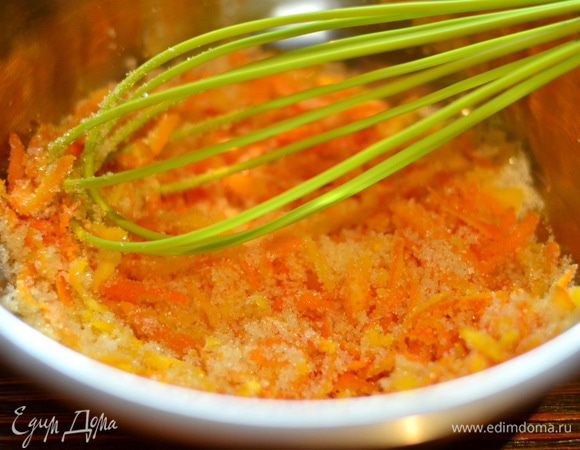 В готовую цедру добавьте сахар, перемешайте.