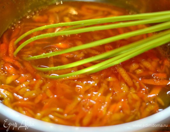 Туда же добавьте апельсиновый сок. Перемешайте и оставьте на 30 минут для того, чтобы цедра отдала весь свой аромат.