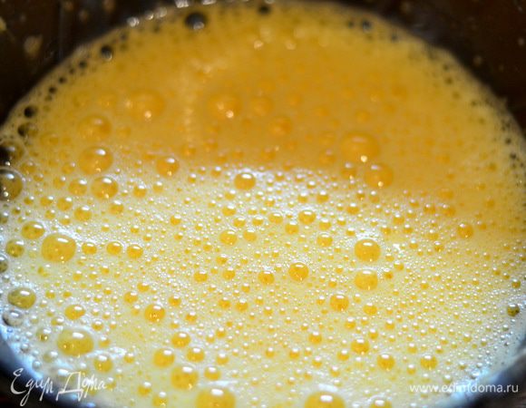 Взбейте яйца и желток, добавьте крахмал и хорошо взбейте, чтобы не было комочков, я воспользовалась миксером.