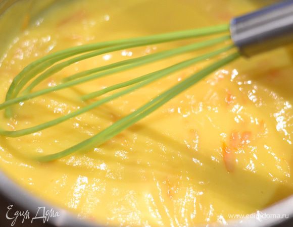 Туда же добавьте взбитые яйца и варите крем до загустения, не забывая помешивать.