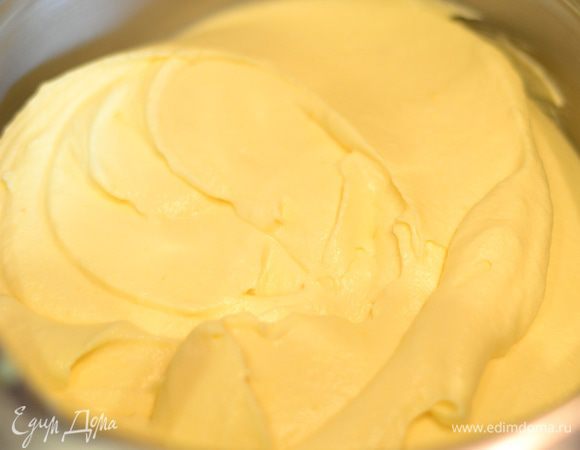 Взбейте охлажденные сливки с сахаром до мягких пиков, не перебейте! И во взбитые сливки влейте апельсиновый крем поэтапно, перемешайте лопаткой до однородности.