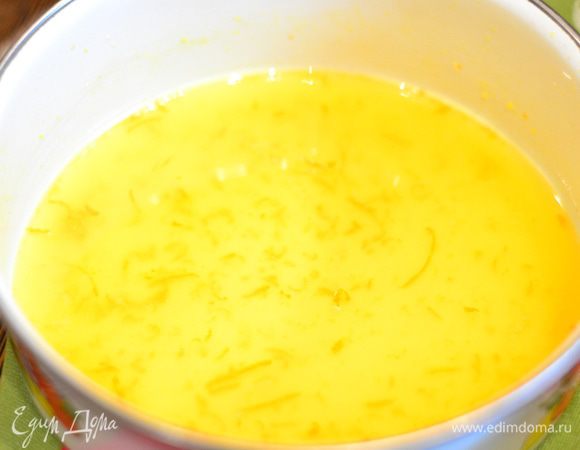 Приготовьте апельсиновый сироп. В небольшой емкости вскипятите апельсиновый сок с сахаром и с цедрой половины апельсина.