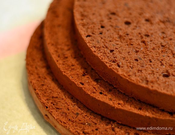 Разрежьте бисквит на 3 коржа.