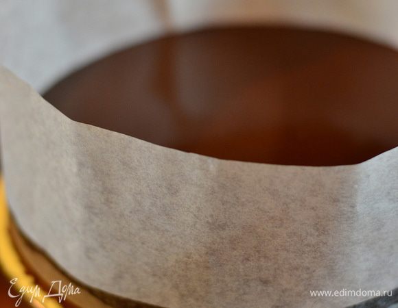 На последний корж влейте готовую глазурь или ганаш. Шоколад наломайте на кусочки и залейте горячими сливками, перемешайте аккуратно, чтобы не было пузырьков. Дайте немного остыть, ганаш готов! Готовый торт поставьте в холодильник желательно на сутки. Украсьте апельсинами.