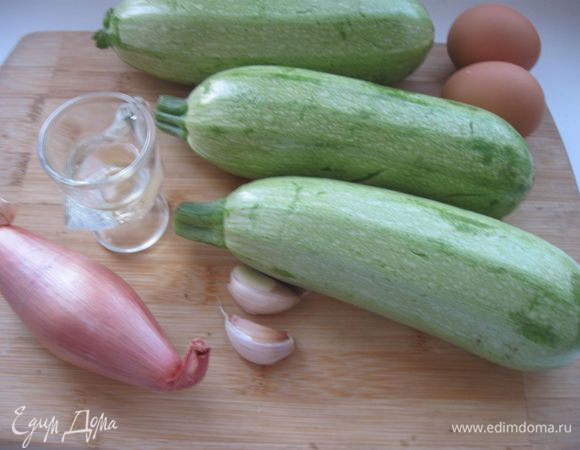 Приготовить необходимые ингредиенты.  Лук, чеснок, кабачки  очистить.

