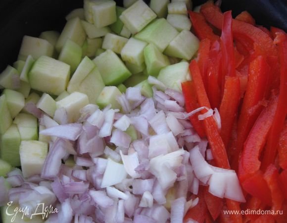 Лук  и кабачки нарезать  небольшими кубиками, перец красный сладкий нарезать  пластинами, чеснок пропустить через пресс , посолить,  поперчить. 
