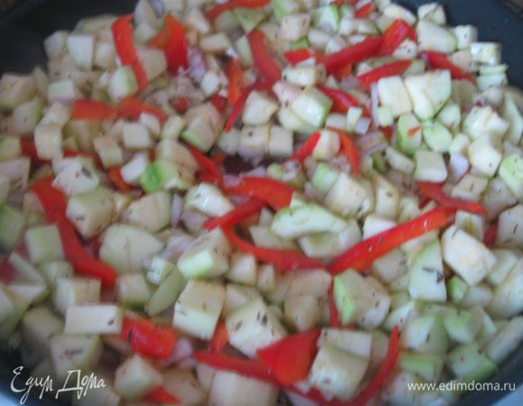  Чеснок  с тимьяном обжарить в масле на сковородке 1 -2 минуты,   добавить лук, кабачки, перец красный сладкий, тушить 5 минут, периодически перемешивая.


