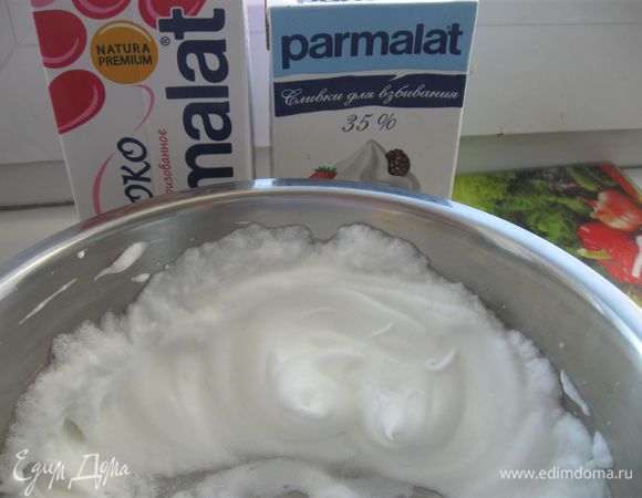 Белки отделить от желтков, белки  взбить. Аккуратно примешать к  полученной массе овощей. Разогреть  духовку до 180 градусов, поместить  подготовленную массу  в форму для запекания и поставить  в духовку  на   1 час 30 мин. Вынуть форму из духовки, дать остыть.
