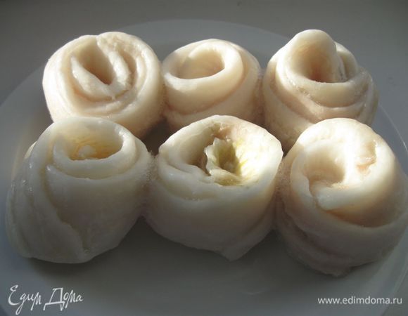 Филе камбалы свернуть в рулеты (лучше это сделать заранее и подморозить филе) или приобрести филе, уже скрученное рулетами.

