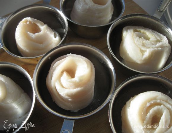 Рыбу порционно поместить в металлические формочки для запекания  и отправить  в духовку  на 10 минут при температуре 180 градусов, вынуть, смазать кисточкой  оливковым маслом для легкого колера  и поместить в духовку еще на  7 -10 минут.

