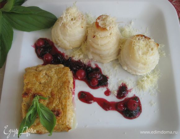 Достать  рыбу из духовки.  Сервировать  блюдо веточкой  базилика, соусом, мелко натертым  Пармезаном, гарнировать  фланом из кабачка и перцем. Подавать немедленно.
