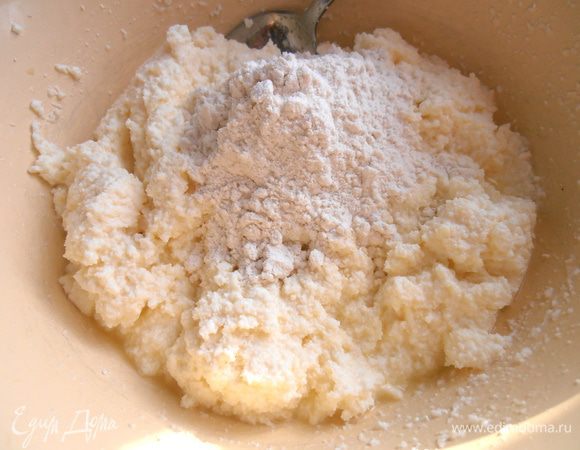 Муку я здесь для вас отмеряла,но обычно выработался такой рассчёт после долгих лет выпечки сырников:на 200 г творога 2 ст. л. с горкой муки, яйцо,пара ложек сахара+ванили щепотка.